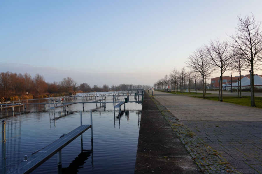 Exklusives Domizil am Wasser in Werder (Havel) - Uferweg am Zernsee